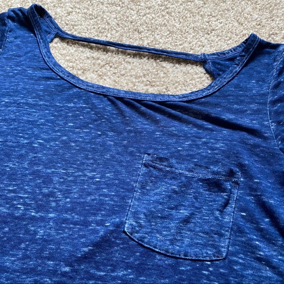 Flowy Open-Back Shirt - Picture 3 of 4